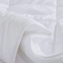 Down Alternative Comforter, All Season Duvet Insert With Corner Tabs, Machine Washable Microfiber Comforter(White,Twin) -Amazon Shop 21TuB3bOxGL
